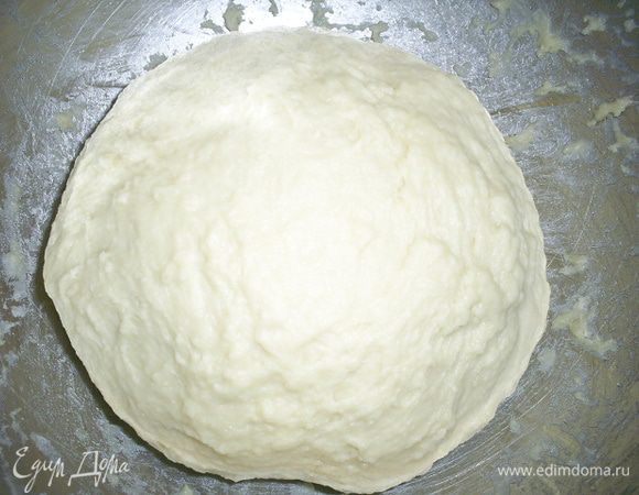 Дрожжи раскрошить в теплое молоко, добавить соль, сахар. Размешать до растворения дрожжей. Затем всыпаем просеянную муку, добавляем растопленное сливочное масло и взбитое вилкой яйцо. Замешиваем мягкое тесто, тесто может немного липнуть к рукам. При необходимости можно добавить чуть-чуть муки. 