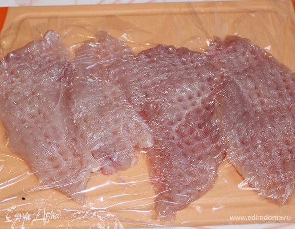 Куриную грудку нарезаем на тонкие пласты. Отбиваем. Я накрываю для этого его пленкой. И посыпаем обильно куркумой (или карри).