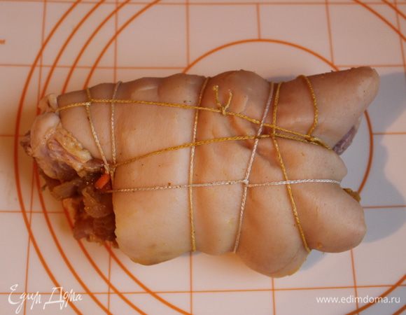 А теперь сворачиваем рулет. И туго перевязываем веревкой.