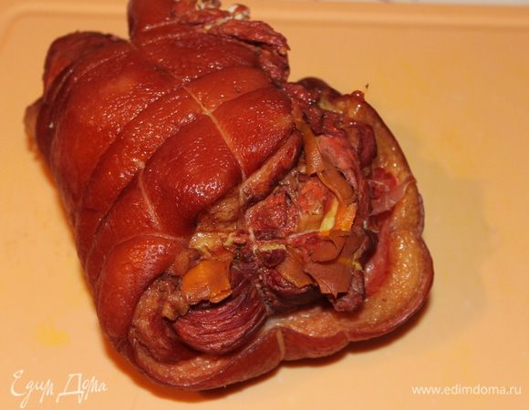 Рулету даем остыть и убираем веревку. Кладем его в холодильник на 2 часа, затем только нарезаем. Но вы же понимаете, мне не терпелось попробовать, я разрезала как только он остыл. Ну очень вкусно было! На следующий день рулет смотрелся еще красивее, но от него уже остался один кусочек, фотографировать было нечего!