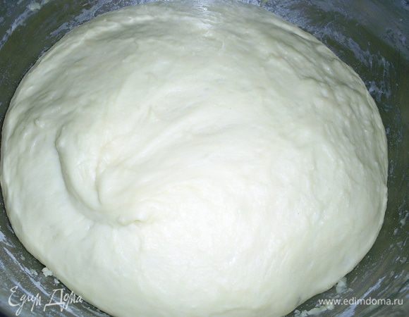 Кладем тесто в мисочку, накрываем чистым полотенцем и оставляем подходить в теплом месте примерно 1,5 часа.