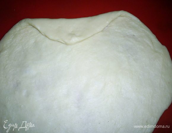 Теперь самое интересное: формируем "розанчик". Края лепешки заворачиваем как на фото. Приношу извинение за разные оттенки фотографий - фотоаппарат начудил, а я и не сразу заметила.