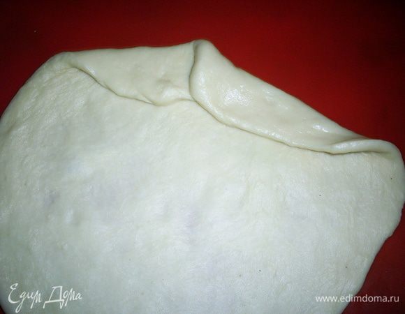 Каждый раз заворачиваем край лепешки так, чтоб он наполовину прикрывал предыдущий заворот.