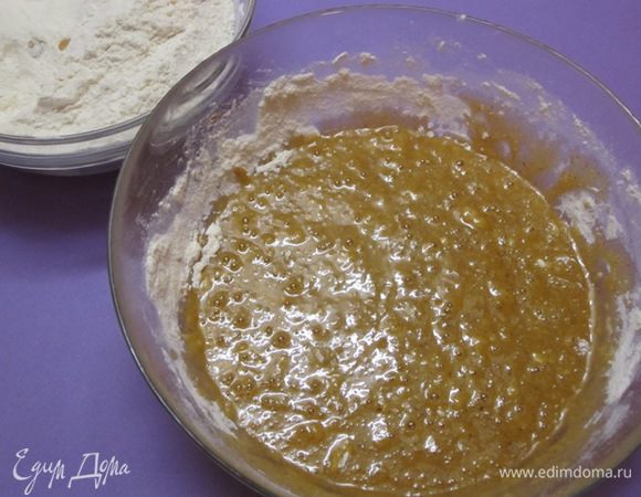 Добавить мёд и тщательно перемешать.