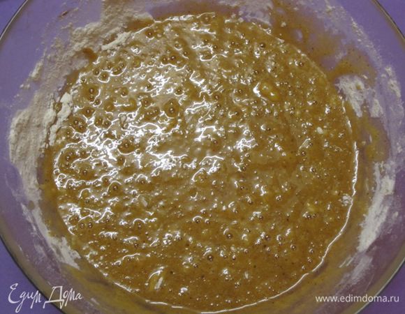 Всыпать просеянную муку с разрыхлителем.