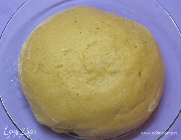 Замесить не очень крутое тесто.