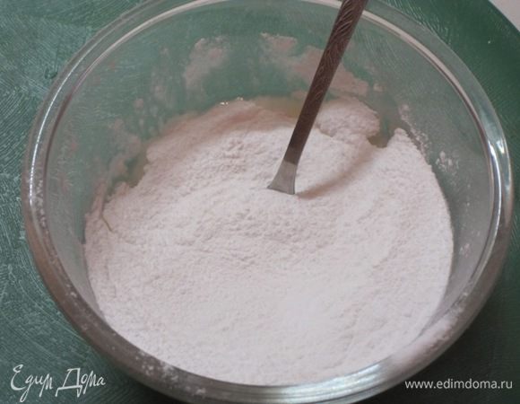 Готовую глазурь высыпать в миску.