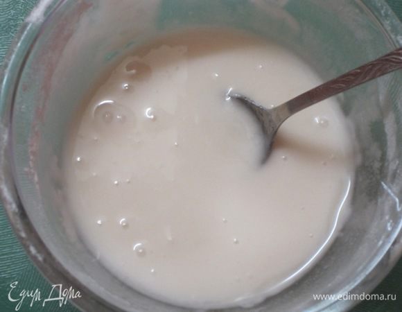 Добавить 3-4 чайные ложки воды. Хорошо перемешать.