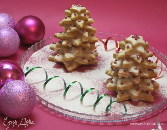 Сложить "звёздочки" друг на друга, формируя "ёлочку". Украсить бусинками. Дать подсохнуть.