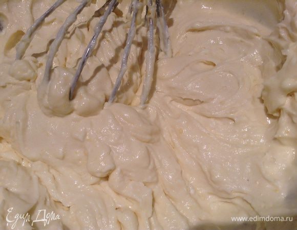 В творог добавить 2 яйца, сахар, ванильный сахар, манку, цедру. перемешать до однородной массы.