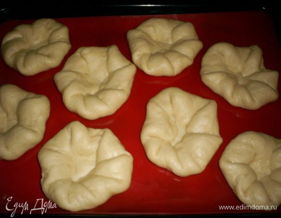 Теперь приминаем пальцами края лепестков в средине цветочка. Оставляем розанчики на противне, застеленном бумагой или ковриком для выпечки, отдохнуть примерно на 0,5 часа.