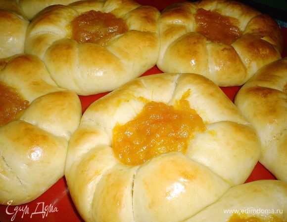 Выпекаем в разогретой до 190 градусов духовке примерно 15-20 минут. Булочки должны красиво зарумяниться, но не сгореть. Их очень легко пересушить, поэтому ориентируйтесь по своей духовке.