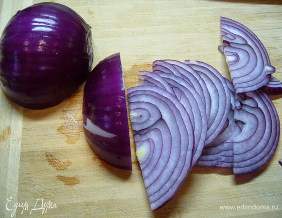 Сначала подготовим лук. Порежем его очень тонкими полукольцами, зальем кипятком. Дадим постоять. Затем сольем воду, добавим в лук 1 ст. л. винного уксуса, 2 ч. л. коричневого сахара. Оставим мариноваться чем дольше, тем лучше (у меня лук дожидался часов 5!).