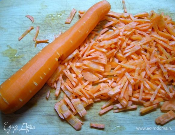 Морковь (берем достаточно крупную!) нарежем брусочками или сделаем это с помощью специальной терки. 