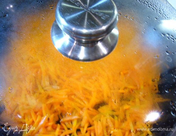 Обжарить морковь на оливковом масле минуты 3 на среднем огне, затем посолить, накрыть крышкой и продолжить жарить  еще 2 мин. Морковь будет просто «приобжаренной», до мягкости ее не доводить! Остудить.