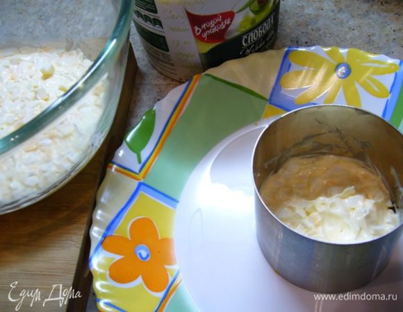 Выложить в салатник первый слой. А можно делать и порционно. Смазать майонезом.
