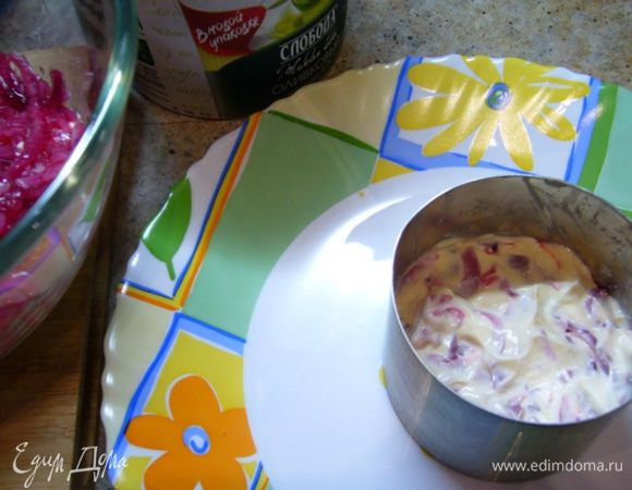 Теперь добавляем в салат лук. И снова майонез.