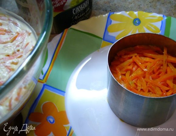 Следующий слой – морковь. Майонез.
И последний слой – кальмары и майонез.
Дать салатику пропитаться. 
И подавать! 
