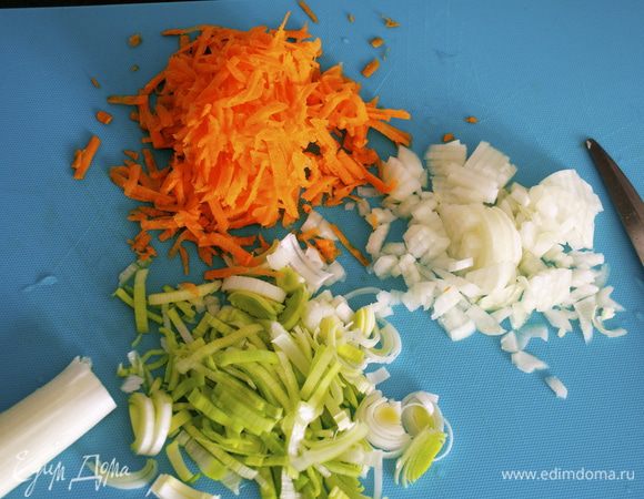 Овощи нарезать не крупно. (у меня без сельдерея - закончился дома!).