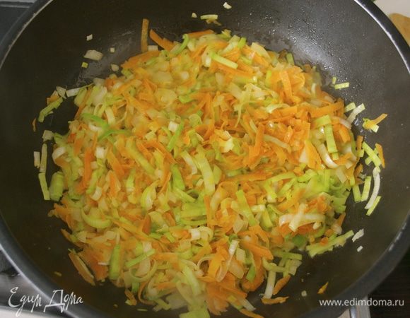 В большой сковороде с тяжелым дном разогреть 20 г сливочного масла и 3 ст.л. оливкового. Положить обжариваться все овощи, но не дать им зажариться, а только немного потомится, в случае, если лук будет подгорать, добавить совсем немного бульона... 