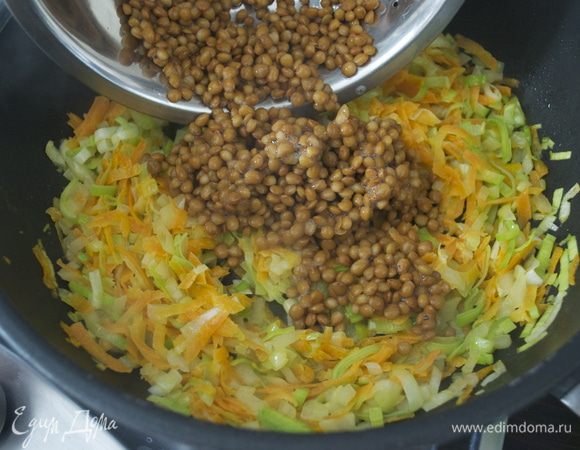 Добавить промытую чечевица без воды....