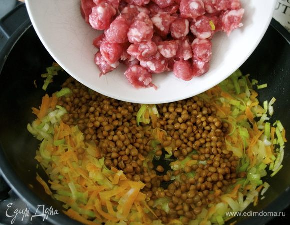 И сразу же колбаски. Минут 10 обжаривать, помешивая, и позволяя ароматам смешаться... Немного посолить.