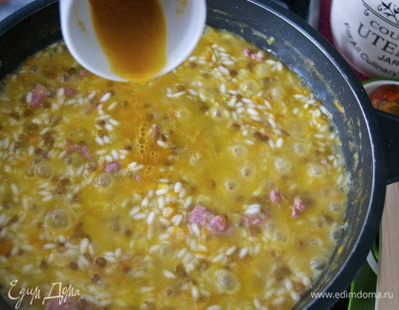 Минут за 5-7 до окончательной готовности ризотто, развести шафран в небольшом количестве бульона и добавить к рису. Осторожно перемешать. Проверить на соль и перец... В случае необходимости, посолить-поперчить.