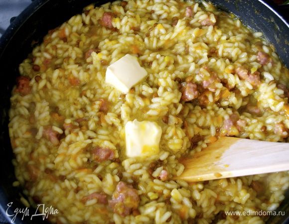 В готовое ризотто добавить сливочное масло (2 ст.л.) и тертый пармезан. Перемешать и разложить ризотто по тарелкам. Подавать сразу же! При желании посыпать еще тертым сыром...