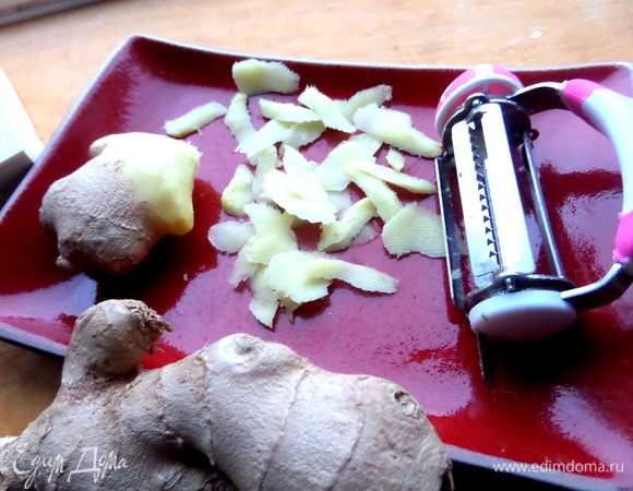 Я всё-таки люблю очищенный и делаю потом лепестки с помощью овощечистки. 