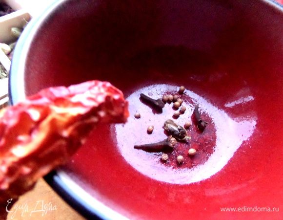 Кидаем в пиалку или ступку несколько горошин кориандра, гвоздику и стручок кардамона.