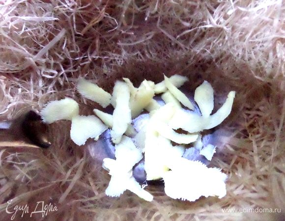 Берём большую (у меня прозрачная!) кружку, на дно высыпаем столовую ложку имбиря, но можно и меньше, кто ещё не привык)))