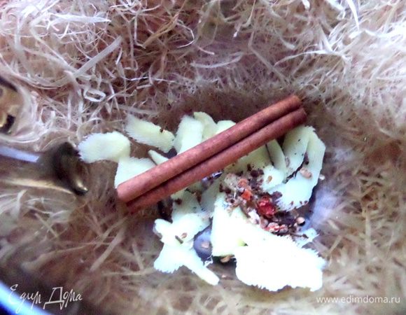 Сверху кидаем корицу, специи толчёные...