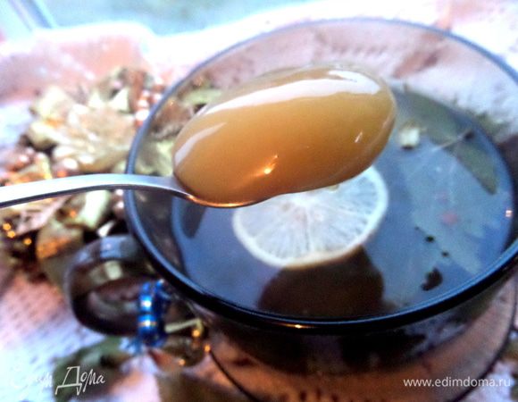 Конечно, мёд не стоит добавлять в горячий чай, иначе он теряет свои свойства частично.