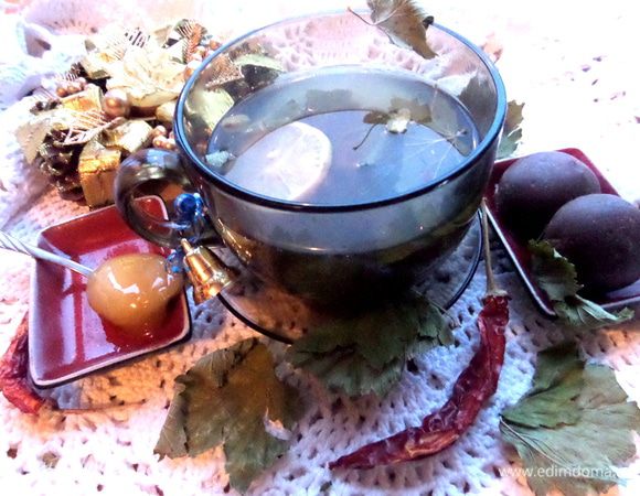 Лучше мёд подадим рядом в креманочке)))