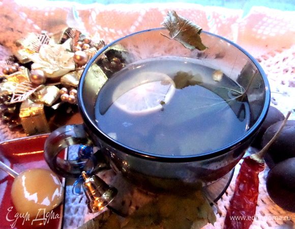 Выпиваем и согреваемся мгновенно))) Такой чай хорош тем, что его можно и нужно заваривать вторично сразу же, особенно почувствуется имбирь, а специи дополнят вкусовой результат)))