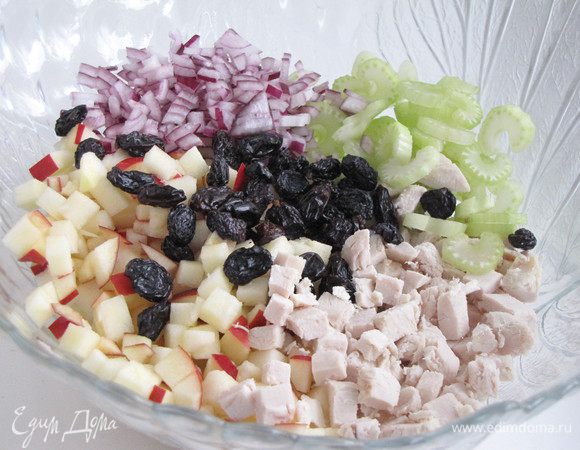 Изюм предварительно залить горячей водой, оставить на пару минут. Воду слить, изюм обсушить. Соединить в миске все компоненты, добавить небольшую горсть черного изюма. 