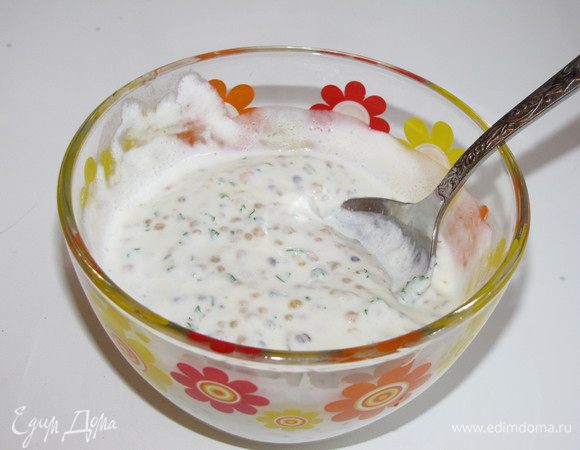 Приготовить соус. Смешать майонез, горчицу и винный уксус. Вместо уксуса можно взять лимонный сок. Посолить, поперчить по вкусу и слегка взбить. В соус можно добавить немного рубленой зелени по желанию.