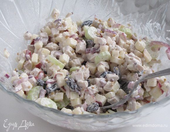 Добавить заправку к салату и перемешать.