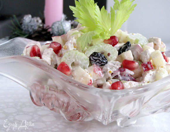 Выложить салат в салатник, украсить зернами граната, листьями сельдерея и подавать. Приятного аппетита!