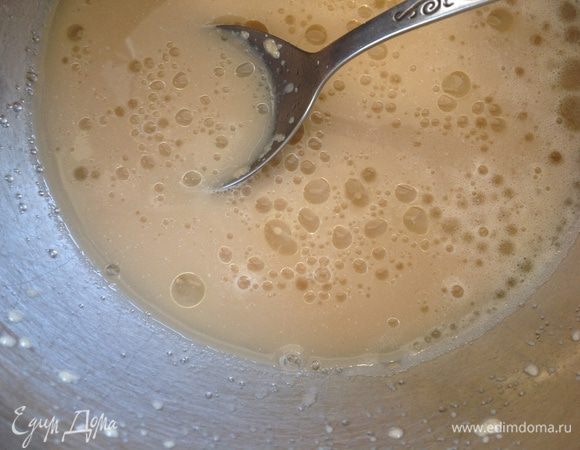 Добавить соль, оливковое масло. Размешать.