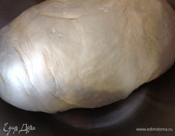 Постепенно добавляя муку замесить мягкое и эластичное тесто! Тесто вымешивать на протяжении 5-10 минут. Слегка смазать тесто и миску оливковым маслом, накрыть пленкой и оставить в теплом месте на 1-2 часа.