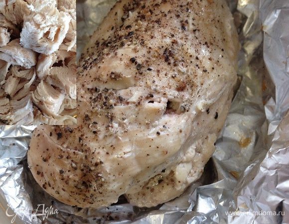 Тем временем займемся начинкой. Куриное филе посолить, поперчить и запечь в духовке. Затем нарезать кубиками.