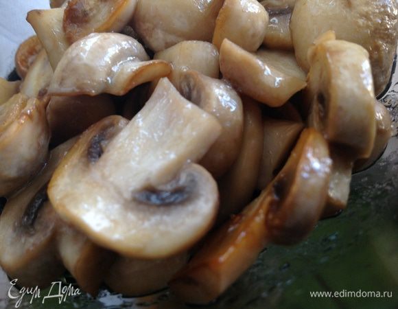 Обжарить грибы.