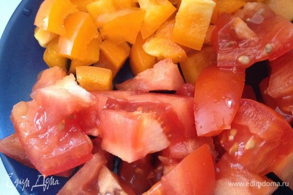 Перец и помидор вымыть и нарезать кубиками.