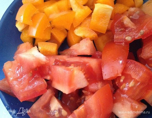 Перец и помидор вымыть и нарезать кубиками.
