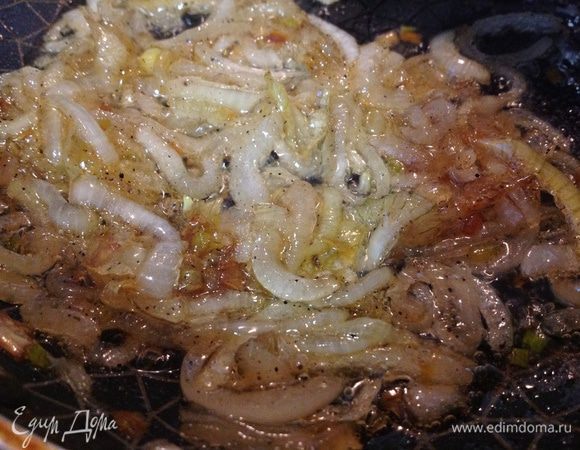 Лук нарезать полукольцами. В сковороде разогреть оливковое масло, добавить лук, соль и перец. Довести лук до мягкости. Затем добавить сахар и потомить лук ещё минут 5-7.