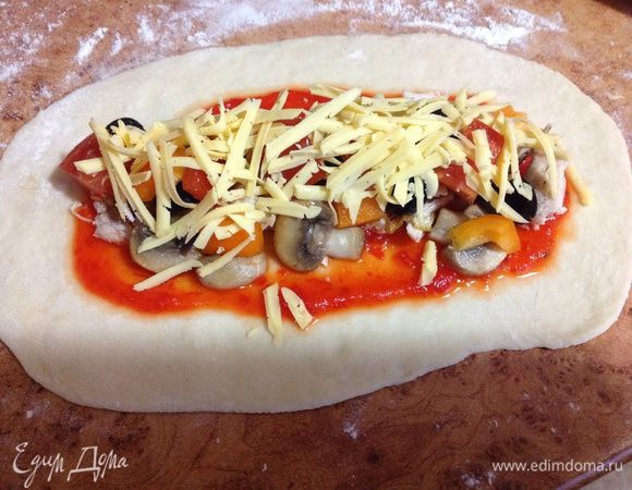 Тесто разделить на 4-6 частей, и каждую часть раскатать в тонкий пласт. Смазать его соусом, сверху выложить курицу, грибы еще чуть соуса, лук, помидоры и перец, оливки (разрезать пополам). Притрусить все сыром.