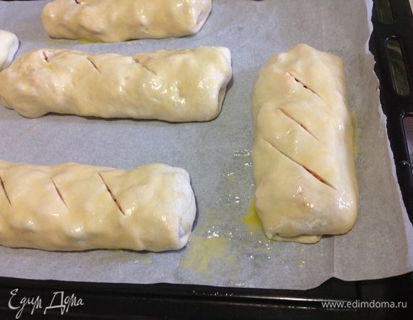 Рулеты уложить на противень застеленный пергаментной бумагой швом вниз. Смазать яйцом и сделать несколько небольших надрезов. Выпекать при 180 градусах 20-25 минут.
