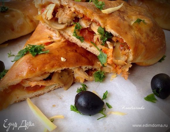 Подавать Стромболи с томатным соусом. Приятного аппетита!:)