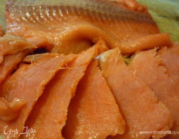 Рыбу разделать на филе, удалить кожу. Если рыба подморожена, то ее очень просто нарезать тоненькими ломтиками. Я делала по- всякому: и тонко порционно, и толсто...